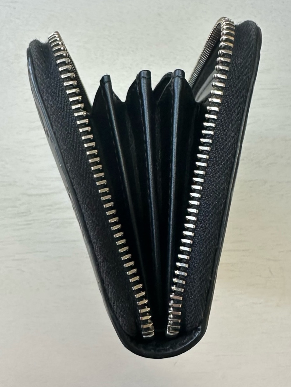 Authentic Gucci GG embossed zip-around wallet in black leather. Made in Italy. - Picture 5 of 14